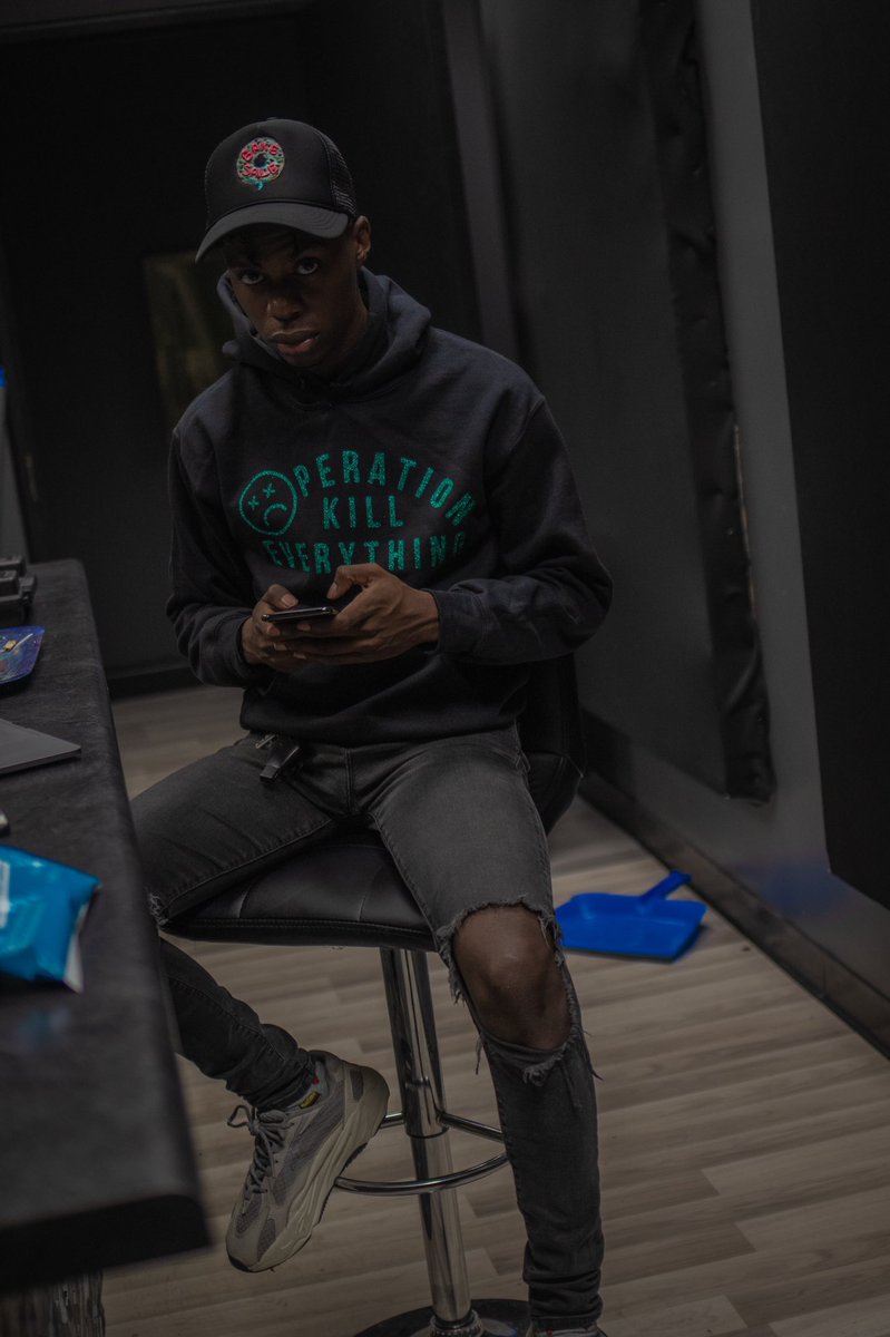 C3NTURiiMixItUp's tweet photo. Dedication | Hardwork + Patience🏁
Been locked in & making more hits than ever💪🏿 Got a lot of good music w/ a lot of dope artists coming soon❗️🔥
PC: @hotboyspook 📸 #C3NTURiiUpNext
#LLJaa #LLBigDes #HeadsUp https://t.co/r74sDkaiIW