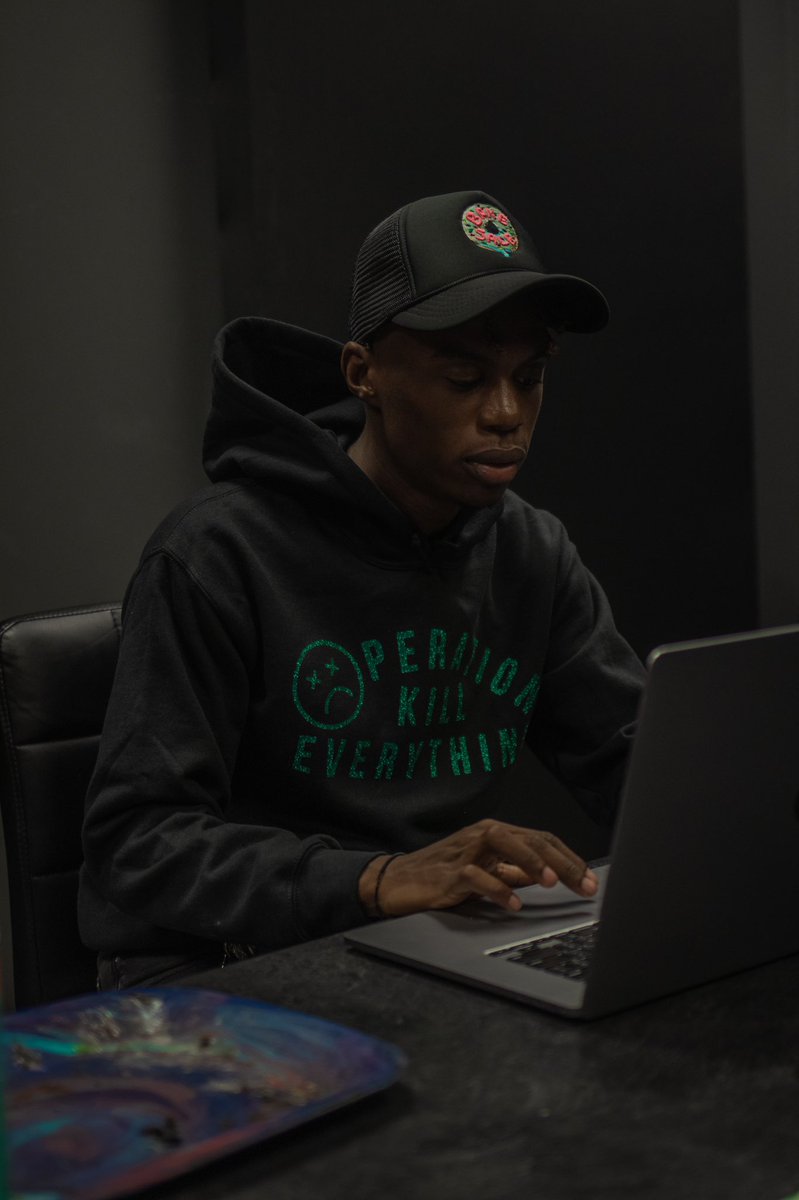 C3NTURiiMixItUp's tweet photo. Dedication | Hardwork + Patience🏁
Been locked in & making more hits than ever💪🏿 Got a lot of good music w/ a lot of dope artists coming soon❗️🔥
PC: @hotboyspook 📸 #C3NTURiiUpNext
#LLJaa #LLBigDes #HeadsUp https://t.co/r74sDkaiIW