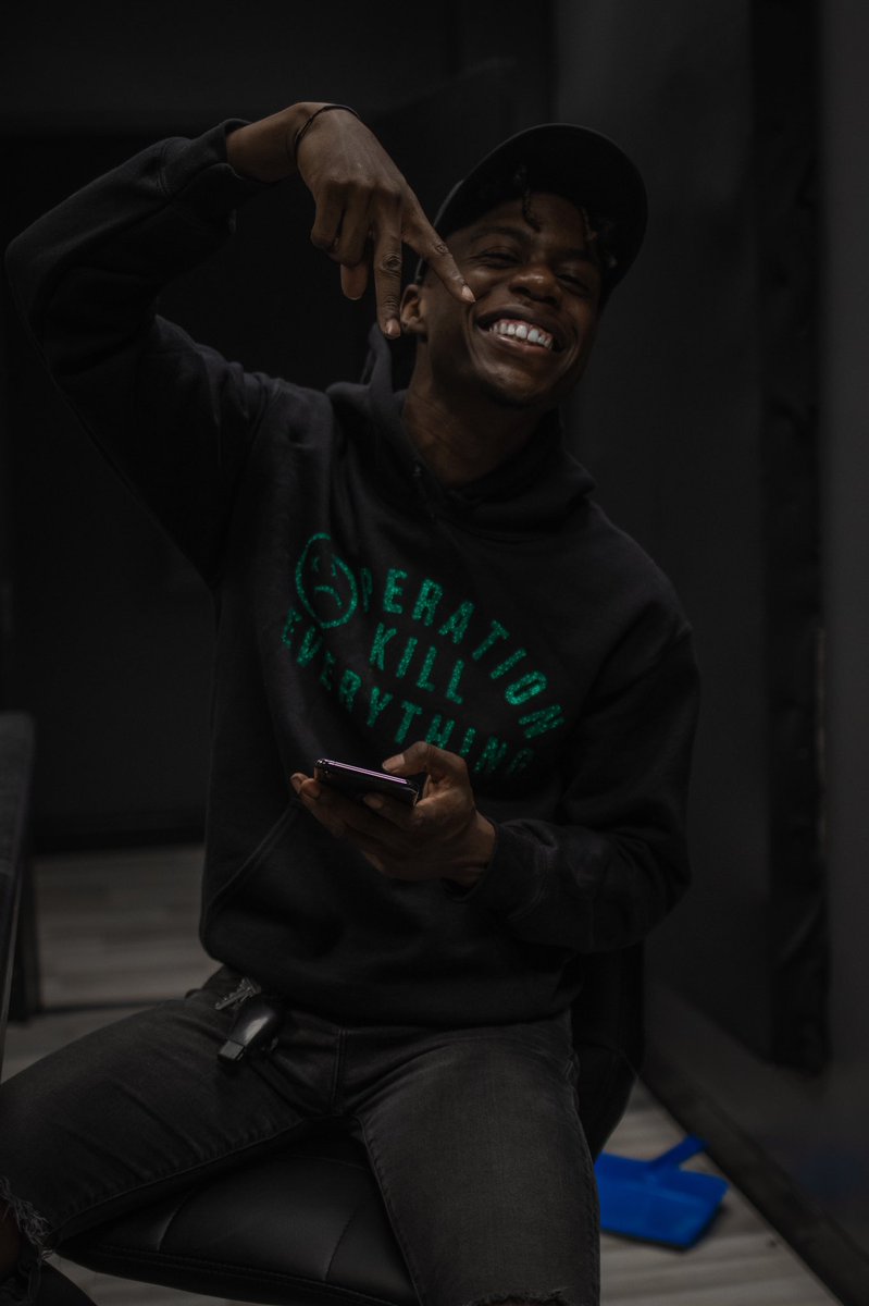 C3NTURiiMixItUp's tweet photo. Dedication | Hardwork + Patience🏁
Been locked in & making more hits than ever💪🏿 Got a lot of good music w/ a lot of dope artists coming soon❗️🔥
PC: @hotboyspook 📸 #C3NTURiiUpNext
#LLJaa #LLBigDes #HeadsUp https://t.co/r74sDkaiIW
