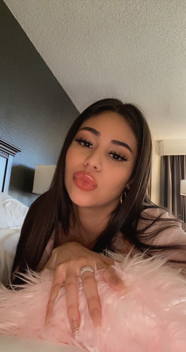 1_hlynn's tweet photo. kissies https://t.co/58OMhxFG3w