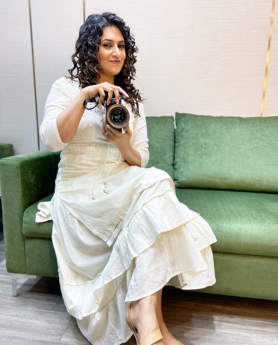 darshani_Div's tweet photo. No place is boring if you are the photographer 😉📸 #captureme @Divyanka_T https://t.co/R6xEAuJ7GK