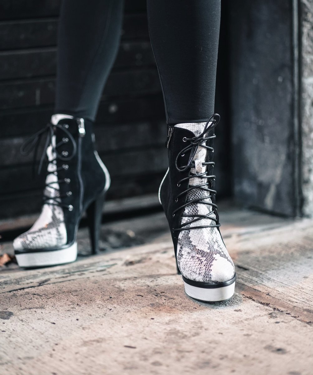 DracoGianzon's tweet image. Heels like skyscrapers. Draco Yin and Yang boots make you feel like you're on top of the world. 🐲
#dracoleather #pythondesign #dracolimited