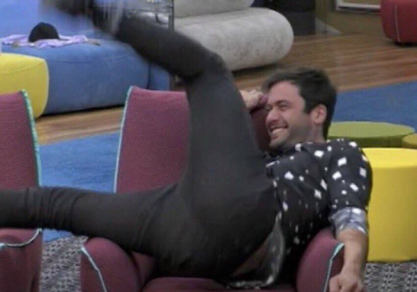 gloriasbott's tweet photo. NON DAYANE CHE ENTRA IN STUDIO E POI SCAPPA VIA⚰️⚰️⚰️
#prelemi #mellos #teampier https://t.co/KDC8RucHIX