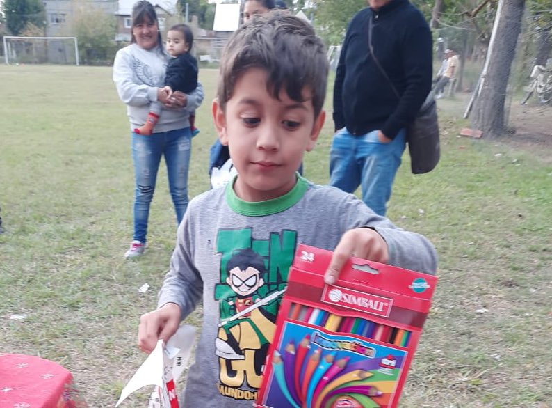 Newells's tweet photo. Entrega de los útiles recolectados en la campaña “Todos podemos ser muy útiles" 🖊🖍

La jornada tuvo lugar en el club de fútbol infantil San Cayetano, junto a la Peña Barrio Gráfico, donde además se regalaron artículos leprosos. https://t.co/JIootHG0fz