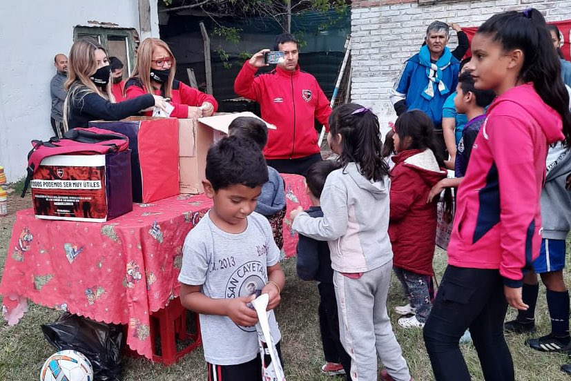 Newells's tweet photo. Entrega de los útiles recolectados en la campaña “Todos podemos ser muy útiles" 🖊🖍

La jornada tuvo lugar en el club de fútbol infantil San Cayetano, junto a la Peña Barrio Gráfico, donde además se regalaron artículos leprosos. https://t.co/JIootHG0fz
