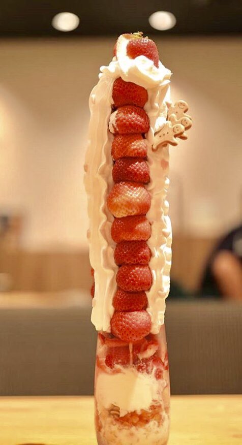 saijyo_sweets's tweet photo. 大阪府高石駅近くにあるお店「All day dining Hikari」で期間限定で発売されている、イチゴを３パック使用した最も登頂困難なスイーツ「いちごの山登りパフェ〜マウントエベレスト」✨ https://t.co/ontSagZJRK