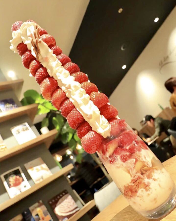 saijyo_sweets's tweet photo. 大阪府高石駅近くにあるお店「All day dining Hikari」で期間限定で発売されている、イチゴを３パック使用した最も登頂困難なスイーツ「いちごの山登りパフェ〜マウントエベレスト」✨ https://t.co/ontSagZJRK