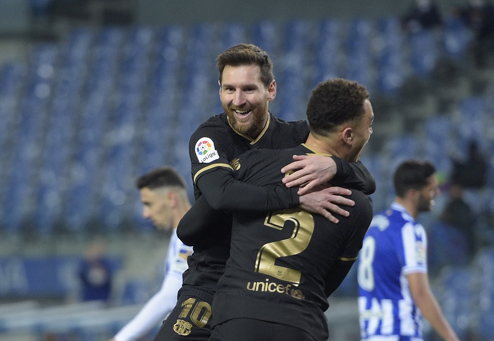 Soccer_Laduma's tweet photo. Lionel Messi entered the record books once again as FC Barcelona registered an emphatic 6-1 win over Real Sociedad on Sunday night. #SLInt

Read: https://t.co/oWAtt7RGFL https://t.co/Pg3fsnKpgw