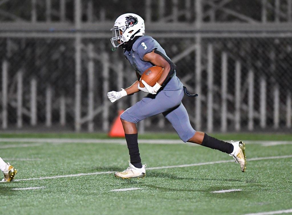 XavierVan11's tweet photo. We have 10 Frosh on Varsity, several that start! Our starting QB is a Frosh, several O-Line are Frosh, several players on Var. for the 1st time. We have 14 Sr's on our entire roster! Missing: QB-Buchner, Simmons, J.Brown C.Petry, A.Saucido, P.Noa #FightingToTheEnd #WeBuilding https://t.co/WTQbfRJ1nU