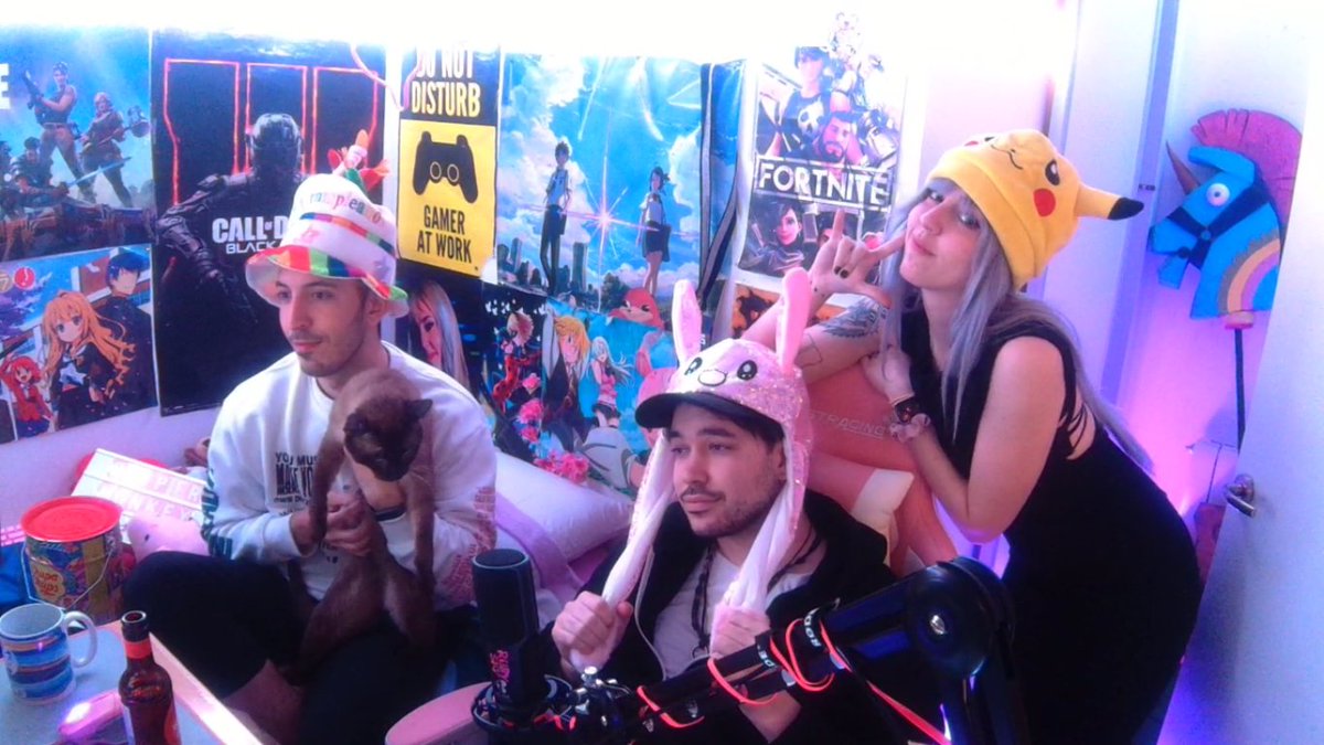 EriicTv's tweet photo. Una random de ayer en el cumple de @RubySkyy9  con @dimakurai @ecraa999 https://t.co/bkwr5NLZF4