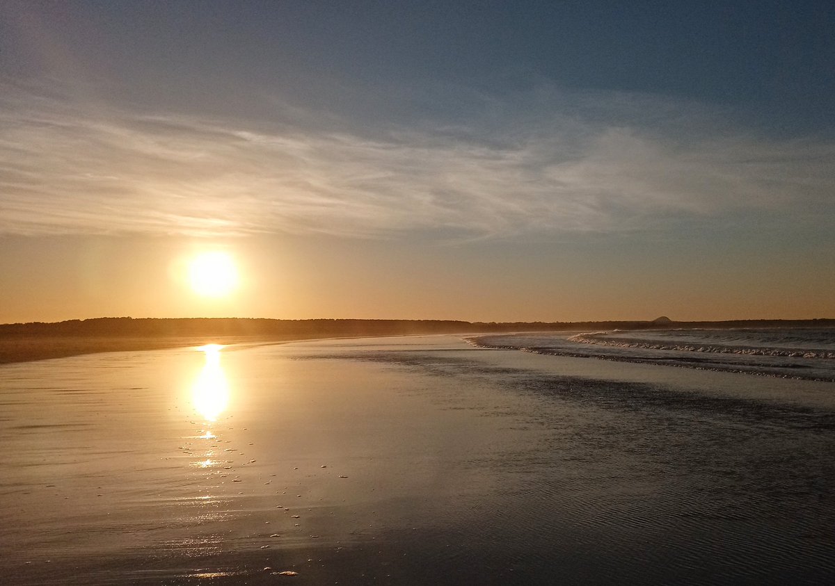 JorvikLass's tweet photo. Crystalline skies, glacΓ© reflections, still air, and the power of moon-moved waves as the #sunset tide came in at #Belhaven and #Hedderwick today. Just beautiful! πβ€οΈ #EastLothian #LoveWhereYouLive https://t.co/268niM3p3d