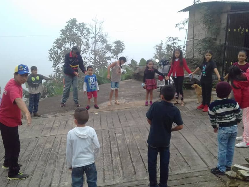 Misionrstachira's tweet photo. #Táchira 🏀⛹️♀️ | la Misión Robert Serra del Municipio Michelena acompañó actividad del Sistema de Misiones y Grandes Misiones, Jpsuv, milicia y comunas, realizando jornada de limpieza, dinámicas y refrigerio para los más pequeños!
#DescuidarseEsContagiarse
#21Marzo
#SoyRobert https://t.co/sjZQLDplZ6