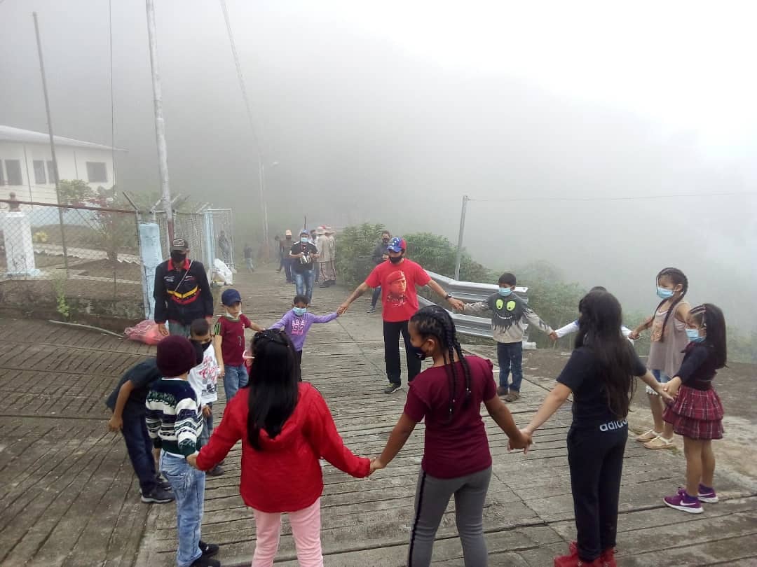 Misionrstachira's tweet photo. #Táchira 🏀⛹️♀️ | la Misión Robert Serra del Municipio Michelena acompañó actividad del Sistema de Misiones y Grandes Misiones, Jpsuv, milicia y comunas, realizando jornada de limpieza, dinámicas y refrigerio para los más pequeños!
#DescuidarseEsContagiarse
#21Marzo
#SoyRobert https://t.co/sjZQLDplZ6