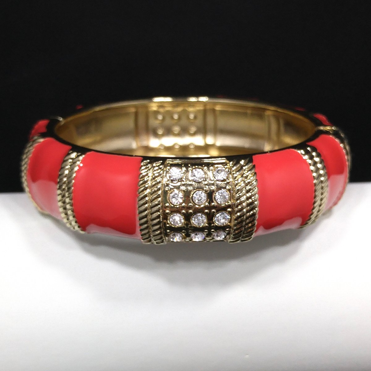 VintageJen896's tweet photo. #etsy shop: Red Enamel Gold Tone Hinged Bracelet, Clear Rhinestones, 1980s Vintage Jewelry https://t.co/FIJINd0lS1 #red #gold #no #women #glass #redenamel #goldtone #clearrhinestones #hingedbracelet https://t.co/btYo3fswVJ