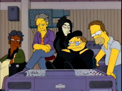Homer tiene 32 años en 1985, y funda los Solfamidas. Se apunta Barney. Llegarán a ser más grandes que Jesús, aunque tendrán mecha muy corta. Ese mismo año es también 2001, Homer vende todas sus acciones inservibles de Apple para tener dinero para una bola de bolos que está guapa.