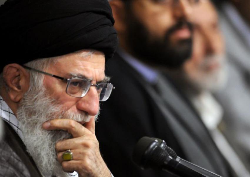MohamadAhwaze's tweet photo. استخبارات الحرس الثوري الايراني، أفرجت عن والدي اليوم في الأحواز بعد احتجازه لمدة يومين، النظام الايراني يضغط على عائلتي بسبب عملي الصحفي، لا علاقة لعائلتي بعملي ابداً، كل الضغوط التي يمارسها نظامك @Khamenei_fa المنهار لن تجدي نفعاً معي يا خامنئي . https://t.co/6MmJFINuLx