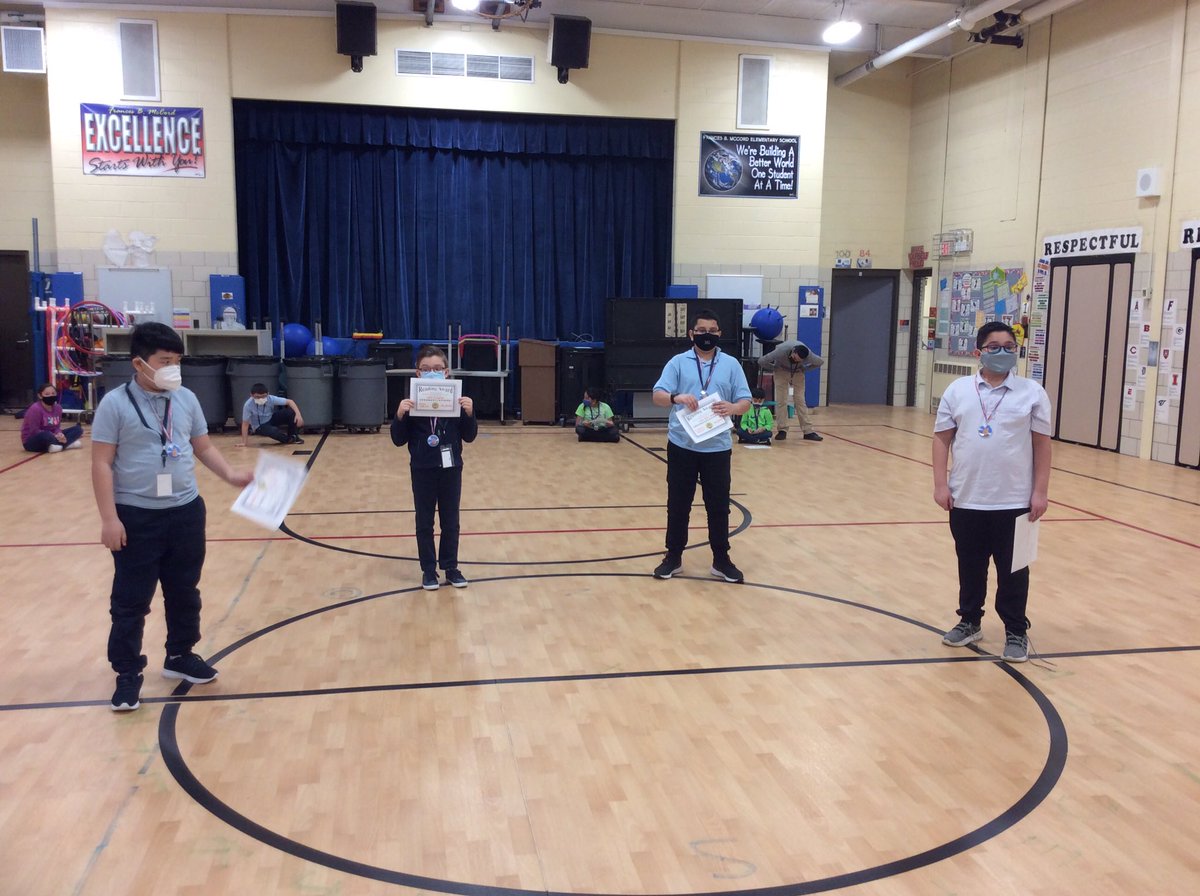 swalkerhood's tweet photo. Remote learners joined the March Madness celebration. HoovesUp!  Readers are Leaders!📚👍🤠#fbmccordmustangs #burbank111 #readerareleaders https://t.co/RUtNlUGiLb