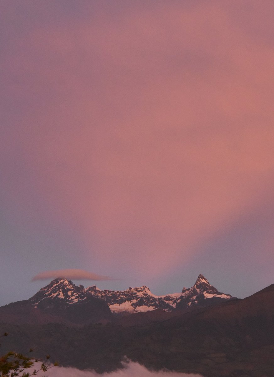 AleMVRioPG's tweet photo. Volcán El Altar en la provincia de #Chimborazo #Ecuador al atardecer. #Riobamba #Andes https://t.co/HLAi2ARio8