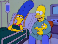 Hace exactamente hoy un año, en 1993, nace Maggie. Homer había encontrado un trabajo genial en la bolera del tío de Barney, pero tiene que dejarla para volver arrastrándose a la vieja central. Siempre recordará esa hazaña con el cartel frente a su despacho que pone "Puta Maggie".