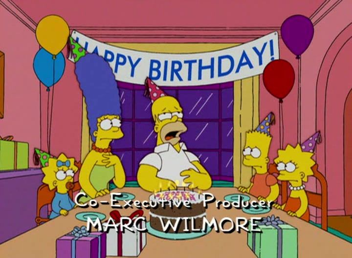Es 1989. Es 2007. Es 2021. Es 1995. Es 2013. Es 1997. Homer es todo, y todo es Homer. Homer tiene 39 años. Viaja al espacio. Se reencuentra con su madre. Se convierte en un superhéroe. Conoce a Elon Musk. En resumen, vive. Como siempre ha hecho. En cualquier año. Y siempre hará.