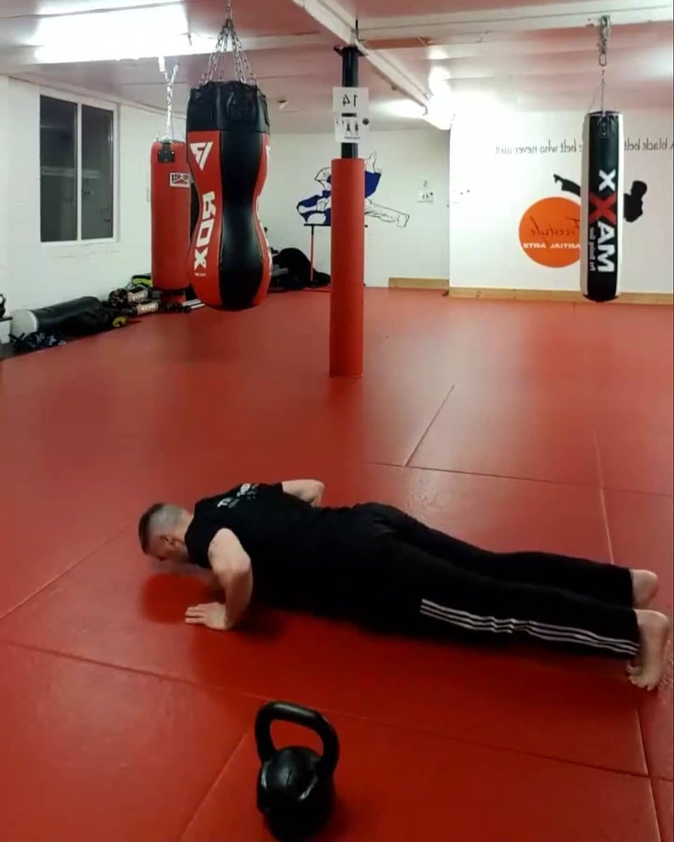 Looking fwd to tomorrow nights Kettlebell HIIT session 👊

#fightingfitossett #kettlebellworkout #onlineclass