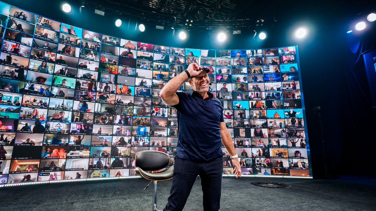 TonyRobbins's tweet photo. Our first #BusinessMastery Virtual of 2021 is officially underway! We’re back in our brand new studio sharing five FULL days and nights with 3,000 business owners and entrepreneurs from 74 countries tuned in and cranking the energy from home! ⚡️ 

Who’s here with us this week? https://t.co/ign1IT0e9k