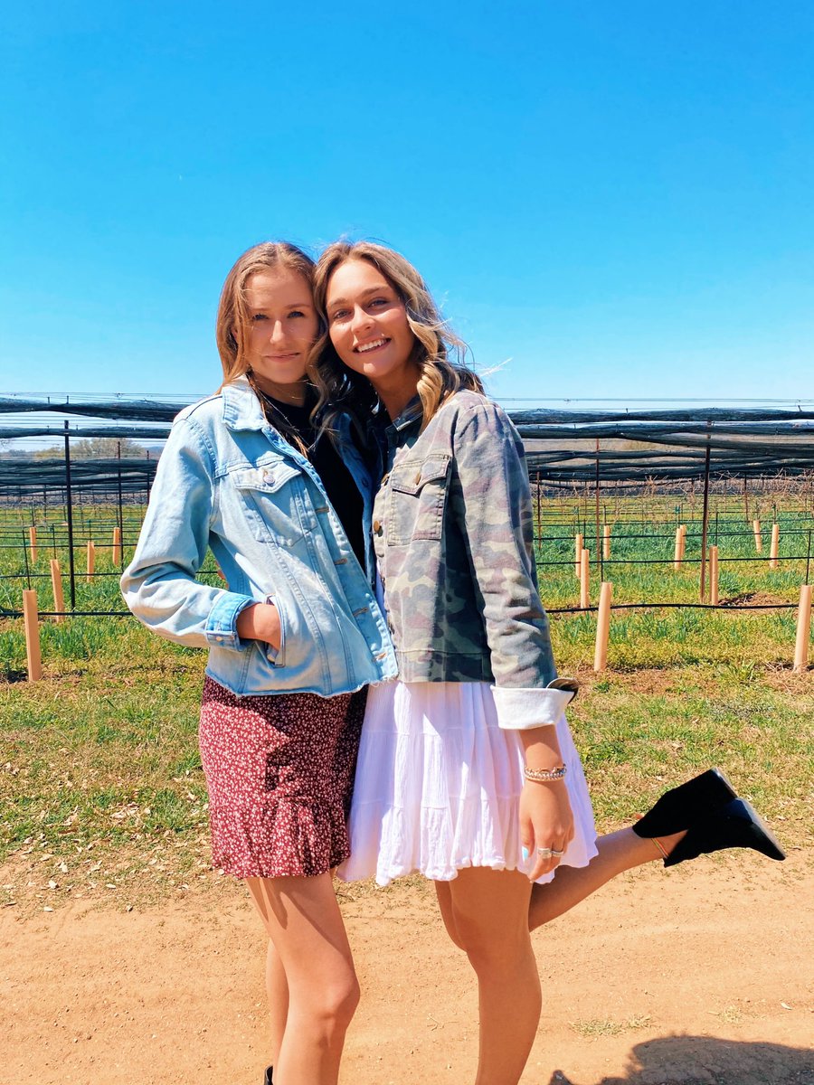 KelsiStotts's tweet photo. takin my bestest on a lil tour of Texas wine country https://t.co/BCXcsbZwpE