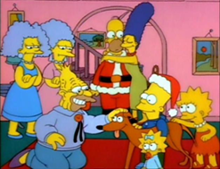 Es 1989. Es 2007. Es 2021. Es 1995. Es 2013. Es 1997. Homer es todo, y todo es Homer. Homer tiene 39 años. Viaja al espacio. Se reencuentra con su madre. Se convierte en un superhéroe. Conoce a Elon Musk. En resumen, vive. Como siempre ha hecho. En cualquier año. Y siempre hará.