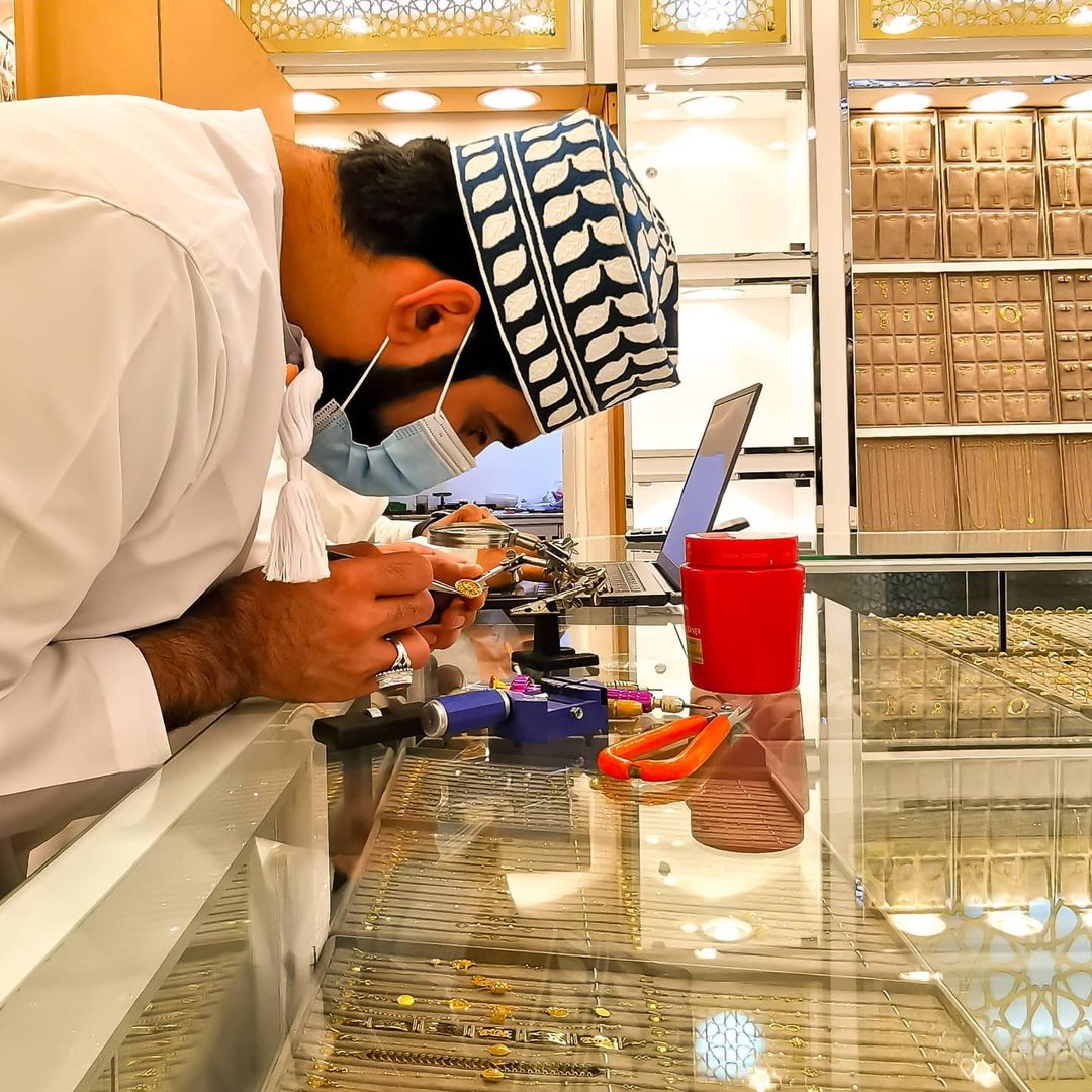 نعمل على أدق التفاصيل حتى نخرج بتحفه من صنع أيدينا... الصياغة هيه حرفه قديمه طالها تراب النسيان والاختفاء، مكافحين حتى لا ينسى يوماً ما الجيل القادم ماذا فعل أجدادنا.!

#أهديها_الألماس
#Oman