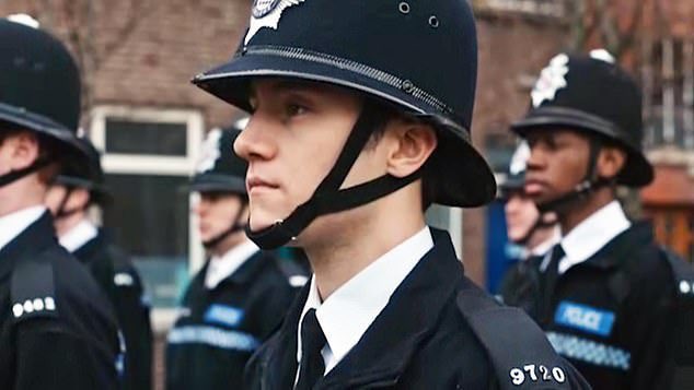 Was anyone else scrutinising every police officer’s face tonight to work out if this guy was any of them! #LOD #LineofDuty