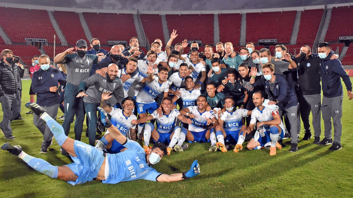 Cruzados's tweet photo. ¡¡Llegó LA FOTOOOOOOOOOOO!! 📸

¡A seguir celebrando que #LosCruzados y #LasCruzadas somos supercampeones! 🥳 https://t.co/KwGP5rLrmd
