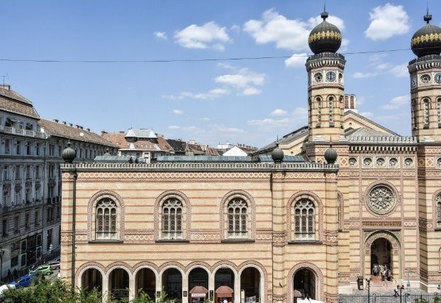 DreamsEstates's tweet photo. 𝑹𝒂𝒓𝒆 𝒐𝒑𝒑𝒐𝒓𝒕𝒖𝒏𝒊𝒕𝒚: At the corner of Dohány Str and Károly Blvd a 242 m2, third floor apt is for sale!
𝘗𝘳𝘪𝘤𝘦: EUR 690,000
𝐏𝐡𝐨𝐧𝐞, 𝐕𝐢𝐛𝐞𝐫, 𝐒𝐢𝐠𝐧𝐚𝐥, 𝐓𝐞𝐥𝐞𝐠𝐫𝐚𝐦: +𝟑𝟔𝟕𝟎𝟒𝟓𝟓𝟓𝟏𝟓𝟓 
𝐄-𝐦𝐚𝐢𝐥: 𝐨𝐟𝐟𝐢𝐜𝐞@𝐝𝐫𝐞𝐚𝐦𝐬𝐞𝐬𝐭𝐚𝐭𝐞𝐬.𝐡𝐮 https://t.co/bIFmLT01Uz