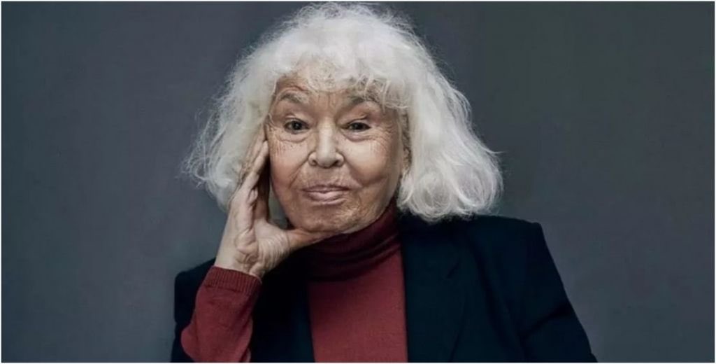 Dr. Nawal El Saadawi, Author, Feminist, Fearless, activist 1931 - 2021

"حطّمي قفل الدرج واكتبي في النور.. إغضبي وثوري ولا تستكيني". نوال السعداوي قالت "أنا ضدّ"، حطّمت الأغلال وعاشت حرّة. وداعاً ❤️

Nawal El-Saadawi fought the society, broke the chains and lived free. Goodbye ❤️