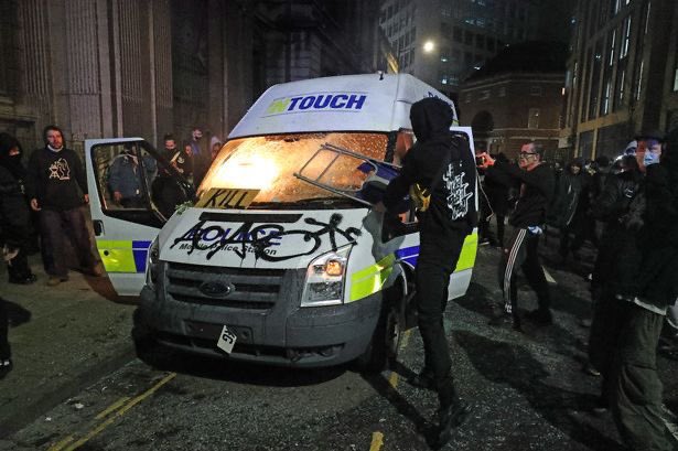 DehennaDavison's tweet photo. If you’re smashing windows, attacking police officers, and setting vehicles on fire, stop pretending you’re all about peaceful protests.

A sincere thank you to all the police officers bravely on the front lines tackling this lunacy.👮🏻‍♀️👮🏻‍♂️ https://t.co/4nObMCD6CF
