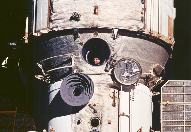 ActuSpatiales's tweet photo. 👨‍🚀🇷🇺 - Ce 22 mars 1995, le cosmonaute russe Valeri #Polyakov revenait sur #Terre, après 437 jours dans l’#Espace à bord de l’ancienne station #Mir, soit le record absolu encore aujourd’hui. Il fêtera ses 79 ans en avril prochain.
(📸 #NYT) https://t.co/0IvpBqwFYi