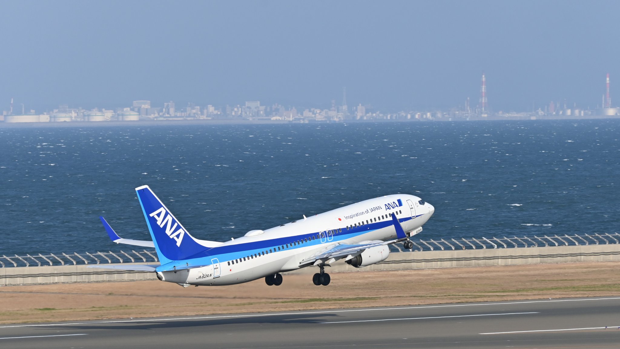 中部国際空港セントレア 離陸 トーイング タキシングの3機がすれ違う瞬間 朝の国内線スポットの忙しさを感じることができますね セントレア T Co Aduqaazcjn Twitter