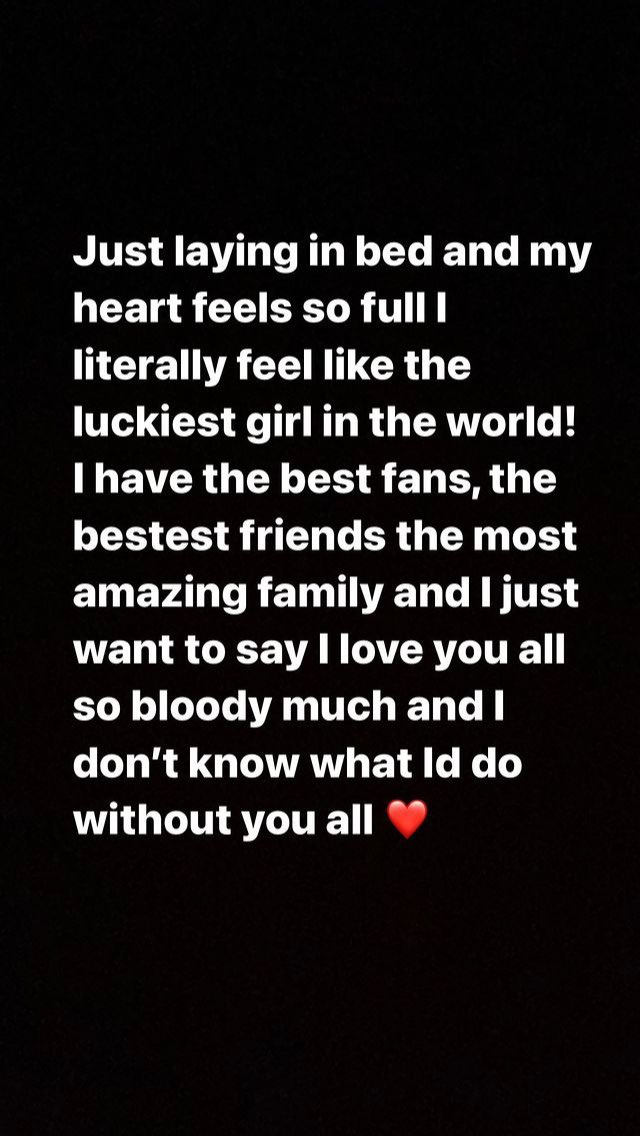 JesyNBrasil's tweet image. “Apenas deitada na cama e meu coração está tão cheio, eu literalmente me sinto a garota mais sortuda do mundo! Eu tenho os melhores fãs, os melhores amigos, a família mais incrível, e eu só quero dizer que eu amo vocês demais e eu não sei o que faria sem todos vocês. ❤️”- Jesy 🥺