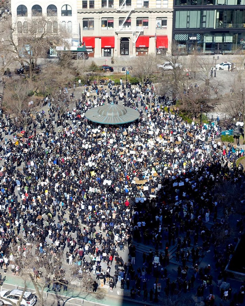 luckytran's tweet photo. Wow. Huge crowds at the Black and Asian solidarity protest today in Union Square, New York City. Solidarity forever! 🖤💛
#StopAsianHate #RunningToProtest
📷 @thatCOFFEYboy https://t.co/4LetvM5D65