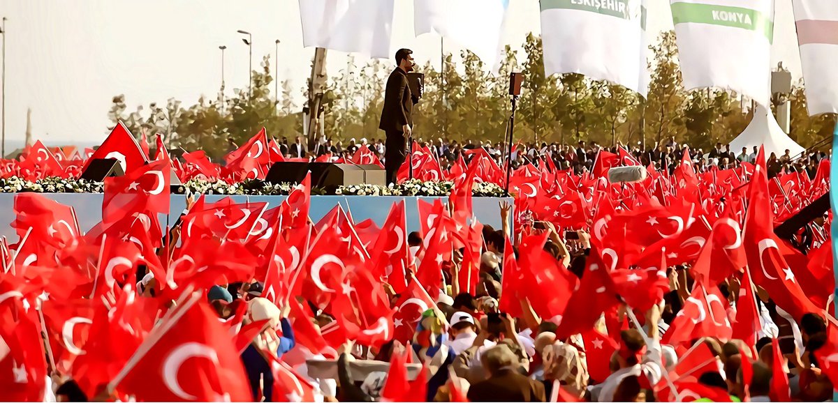 Beden uyusa da yürek nöbette / 
Sevdaya münhasır ne haller vardır /
Her gece karanlık değil elbette /
Geceyi ağartan hayaller vardır...

Uğur Işılak