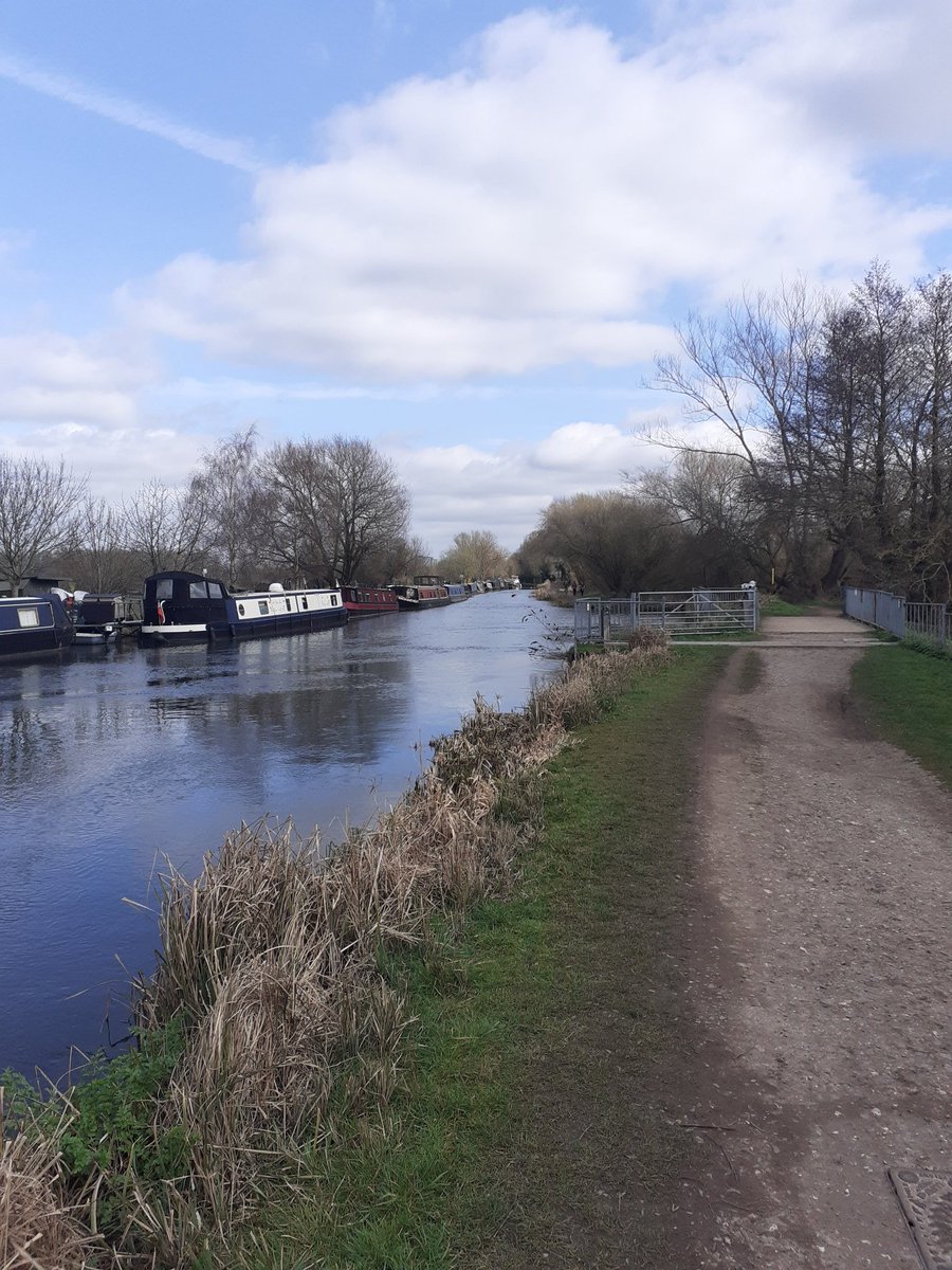 aMonaffal's tweet photo. Speedy run this Sunday with my RRR vest on. I guess I'll come out as an athlete at the end of this lockdown. #running #Berkshire #Readinguk https://t.co/hCAgj9lZHZ