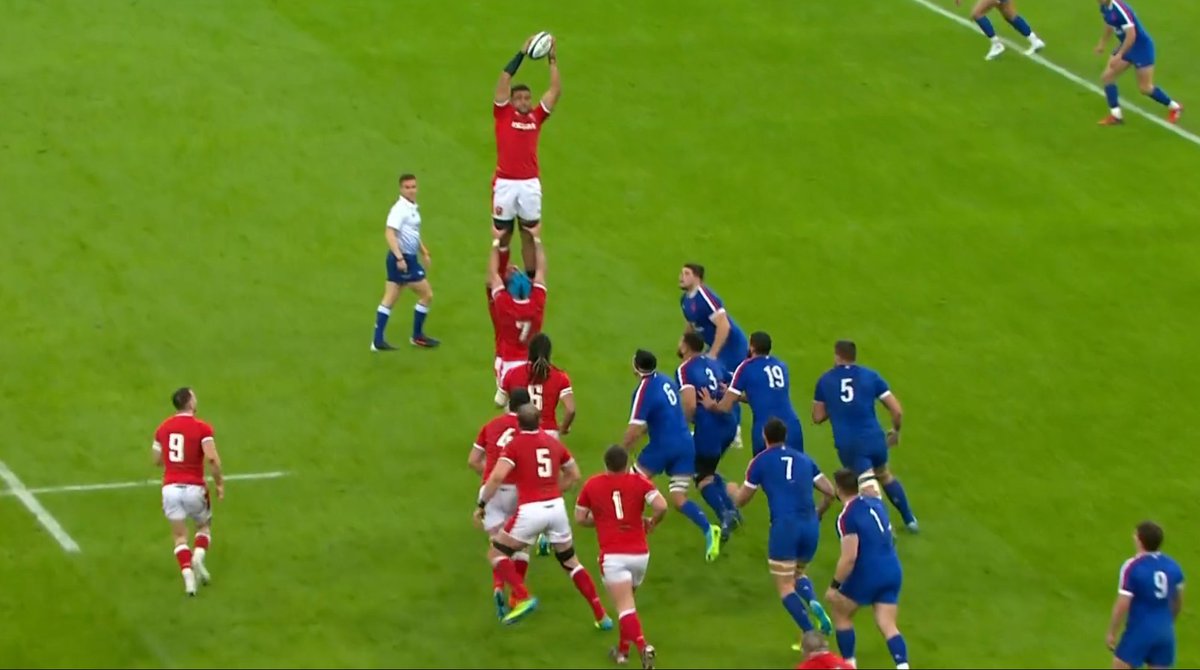 Murray_Kinsella's tweet photo. Justin Tipuric, Tomas Francis and Taulupe Faletau at full extension to claim this Ken Owens throw. #DoubleTops https://t.co/4tPpcfW36B