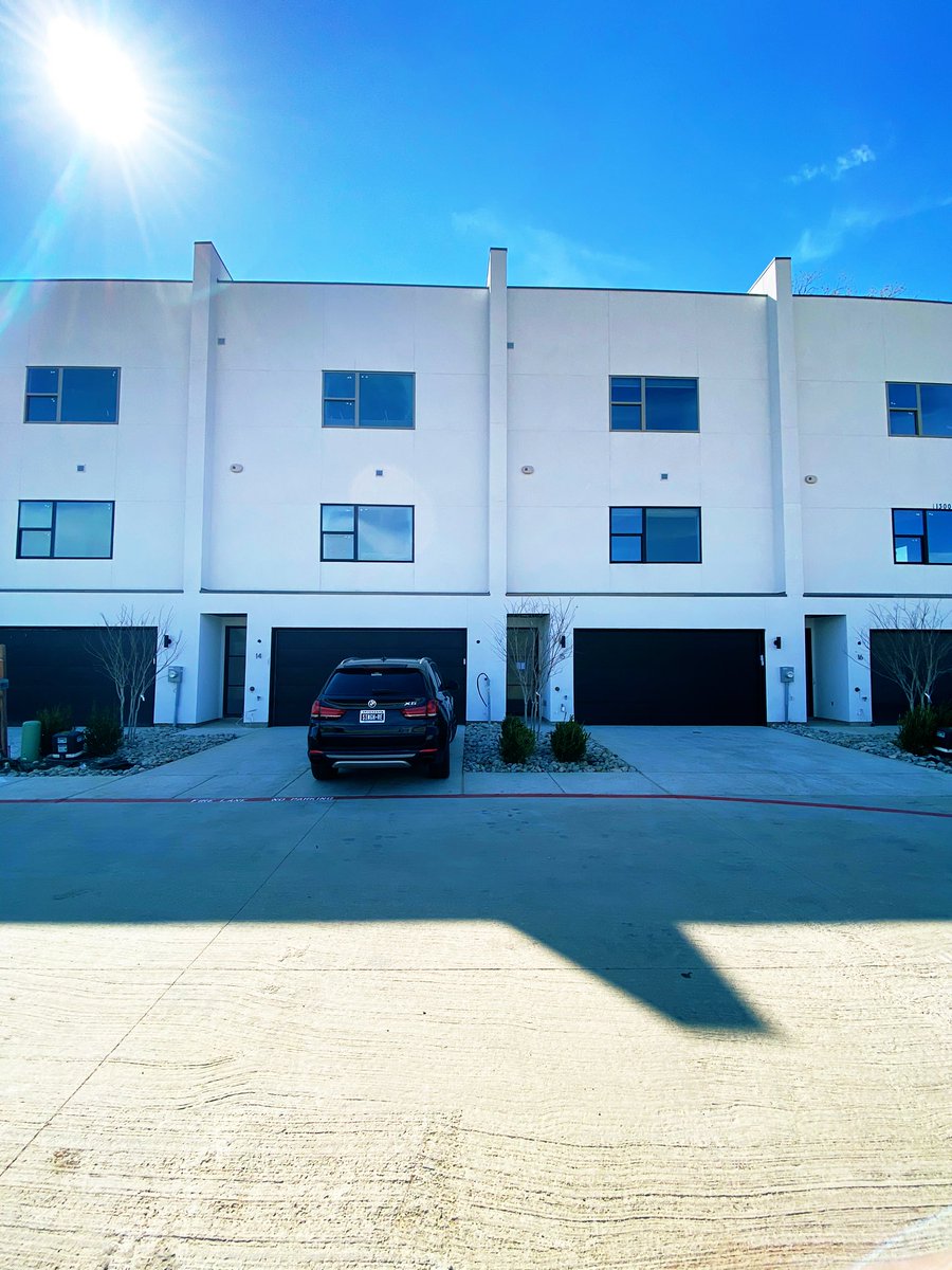 mrsingh9's tweet photo. Town home showing #SREG 3 stories with a elevator & grill / fire place on the rooftop. 📍Dallas, TX https://t.co/8ak7lHtH2l