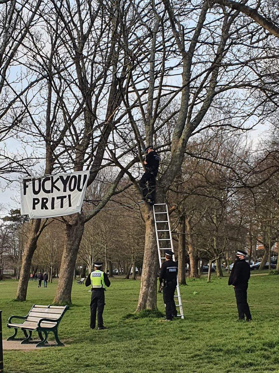 flelizi's tweet photo. Won't those police get in trouble for doing that ? ... https://t.co/yN1JmnDe1w