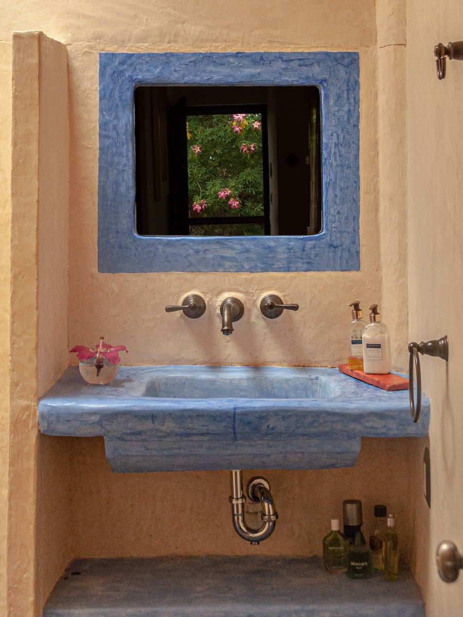 cesabedecal's tweet photo. Muro capuchino -izquierdo-,
muro frontal y lavabo, cubiertos c/argamasa gruesa de Cal de Alta Pureza+arenas lavadas; c/aplanados finos de cal+marmolina+pigmentos minerales, bruñidos c/piedras semipreciosas.

Fina y Bruñido: @ekalfopulos

Argamasa listas para aplicación: @OXICALmx https://t.co/2jY0hwhZdB