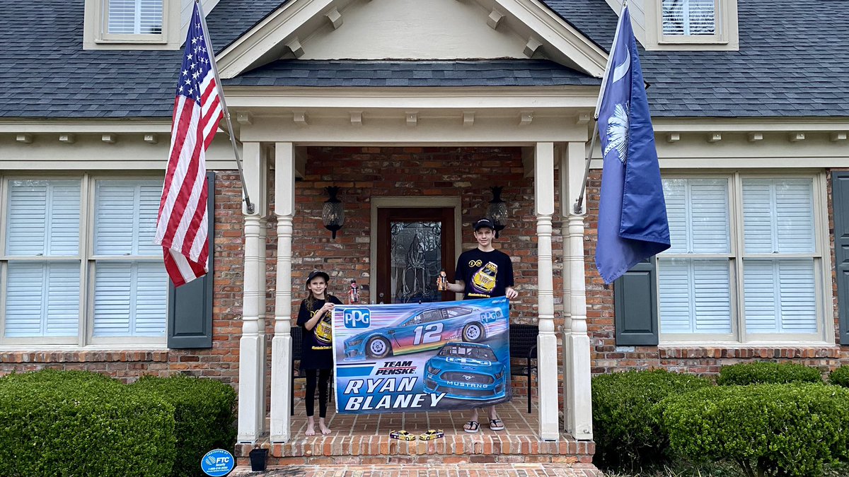 RobinsonMikeD's tweet photo. Congrats to @Blaney on winning the #FOHQT500 @amsupdates in the @Team_Penske @DrinkBODYARMOR @FordPerformance @FordMustang! A couple victory tribute pics from Addison & Travis with their pet tortoise, Elliott! Being the tortoise paid off in the end! 🏁
@NASCAR | #12Crew | 🤟🏼 https://t.co/xvAGQqYQTa