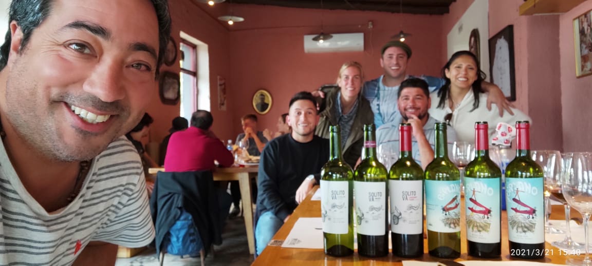 paladar_noir's tweet photo. Y así salió una cata con almuerzo en El Porvenir restaurante, en La Consulta, con Fabián Vicario y el Pochi Velázquez... @BiplanoWine y Solito Va.
Tomamos:
- Biplano Chardo, malbec y blend
- Solito va Semillón, malbec y CabFranc
Y la yapa... El vino Biplano Malbec ícono https://t.co/9UMNdyGNF0