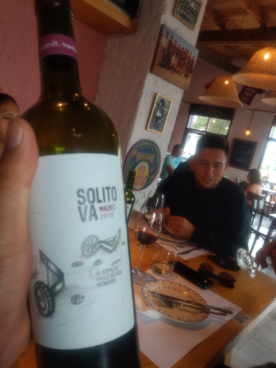 paladar_noir's tweet photo. Y así salió una cata con almuerzo en El Porvenir restaurante, en La Consulta, con Fabián Vicario y el Pochi Velázquez... @BiplanoWine y Solito Va.
Tomamos:
- Biplano Chardo, malbec y blend
- Solito va Semillón, malbec y CabFranc
Y la yapa... El vino Biplano Malbec ícono https://t.co/9UMNdyGNF0