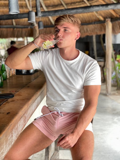 People always watching when going around 🍆🤫  https://t.co/AT0OpAYxqG https://t.co/pdF8ZDKNsM