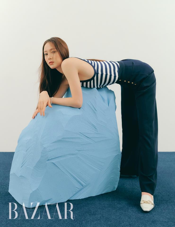 krystclass's tweet photo. Krystal for Harper's Bazaar Korea April issue https://t.co/g4pJqVR5XX