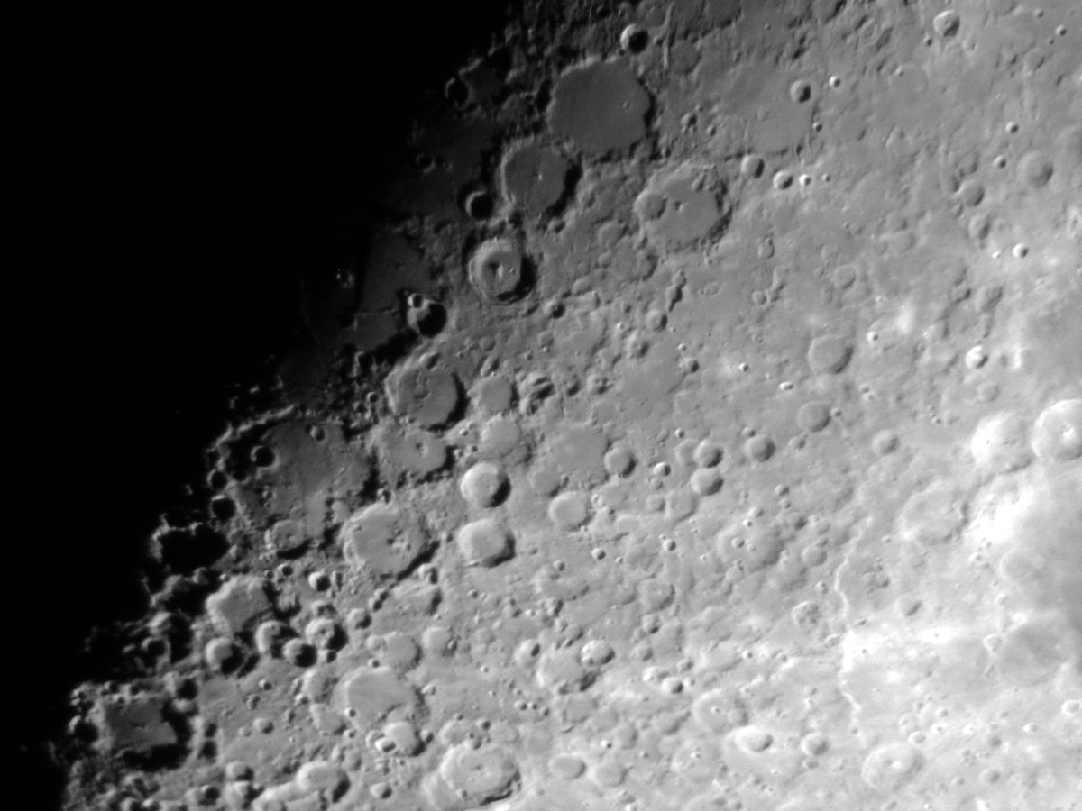 OhmanTeemu's tweet photo. Pari #digiscoping-tekniikalla ikivanhalla pokkarilla otettua kuvaa #Kuu'sta #Äänekoski'lla tänä yönä. Altaista esillä #Imbrium. Toisessa kuvassa näkyvät mm. suomalaiskraatterit Lexell, Gyldén ja Argelander, sekä Deslandres ja Suora valli eli Rupes Recta. 

#Moon
#StraightWall https://t.co/J6RITVtHjH